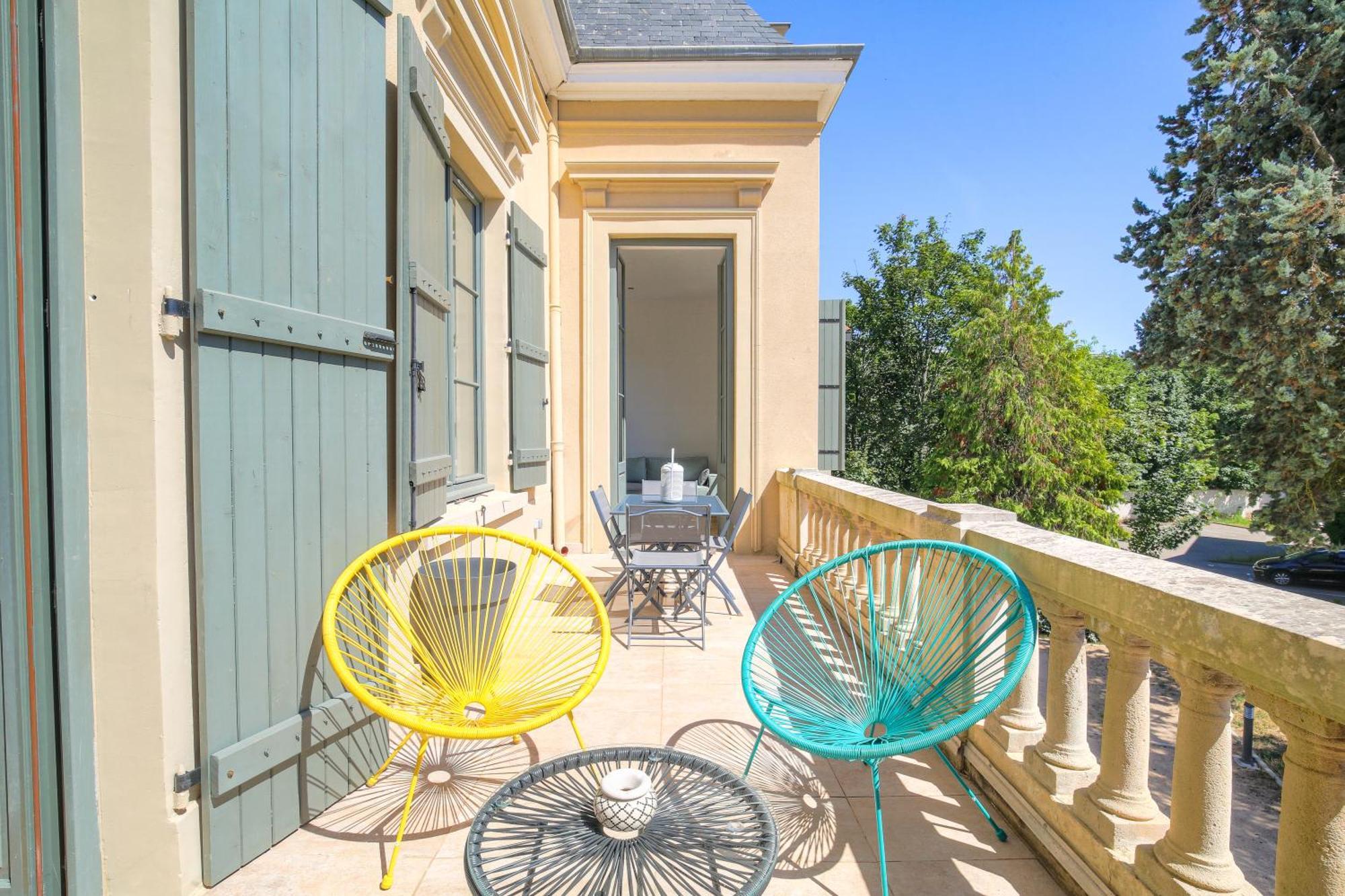 Chateau Ecully - Appartement 2 Chambres - Terrasse & Parking Exteriör bild