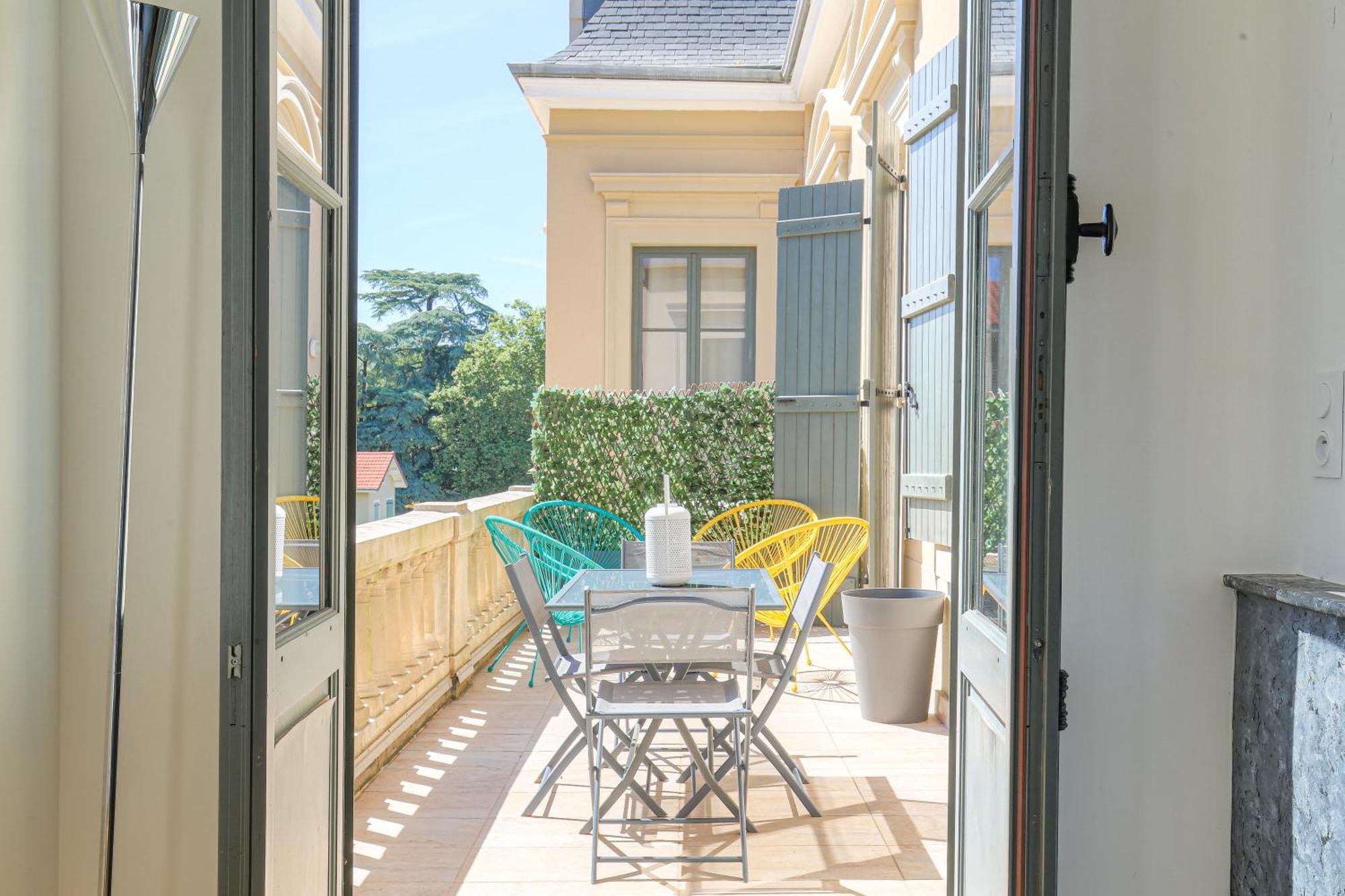 Chateau Ecully - Appartement 2 Chambres - Terrasse & Parking Exteriör bild