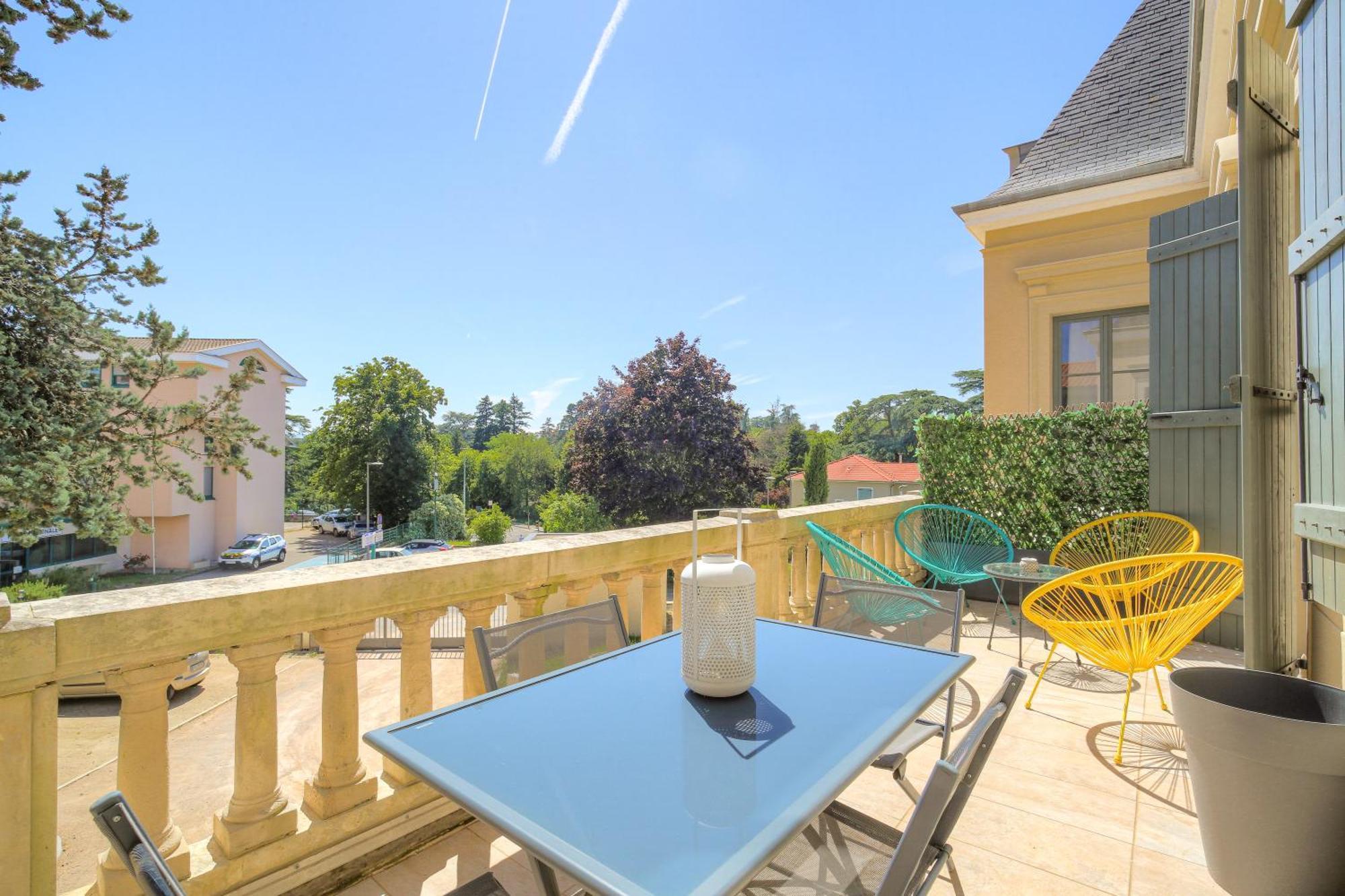 Chateau Ecully - Appartement 2 Chambres - Terrasse & Parking Exteriör bild
