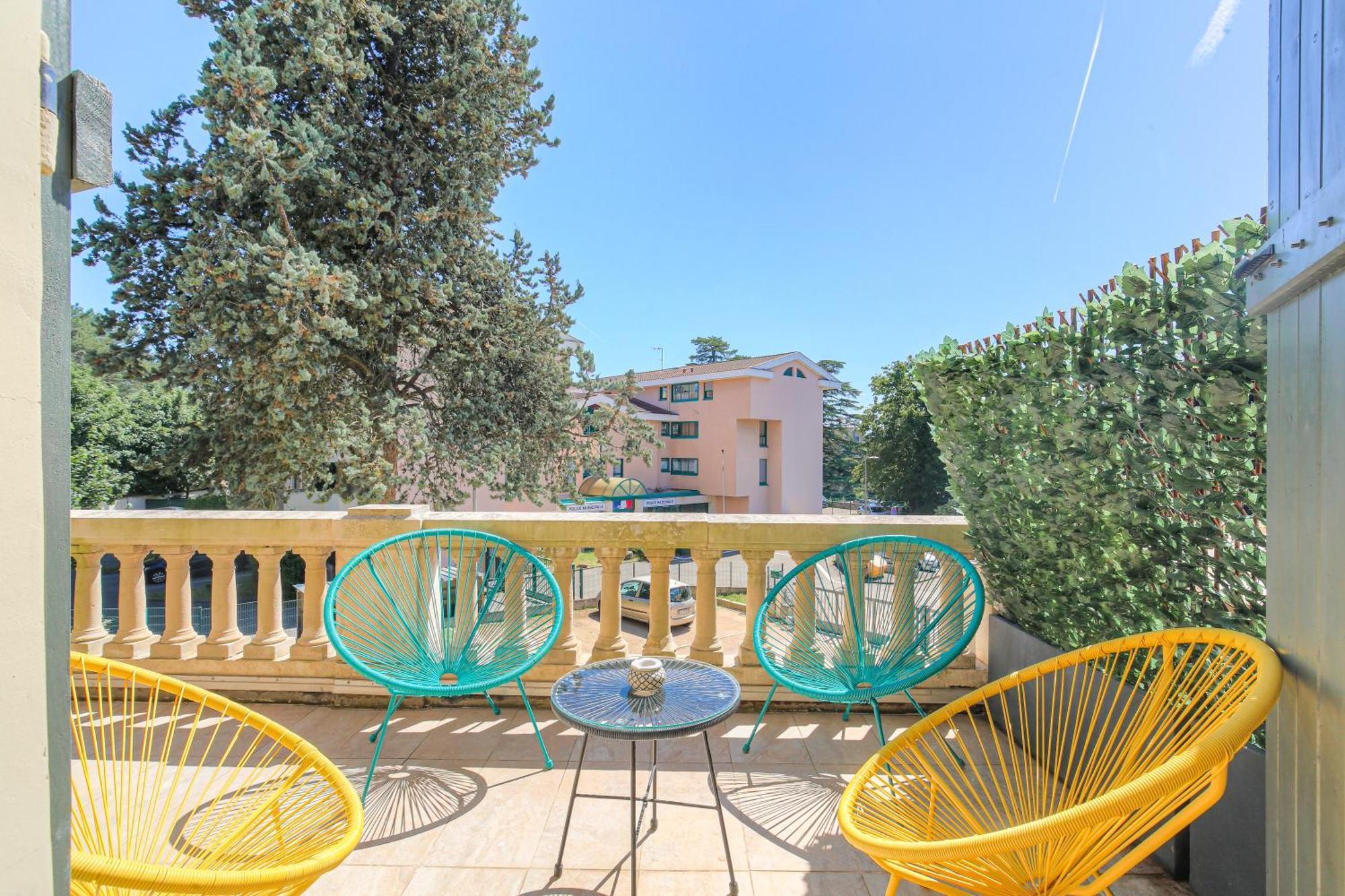 Chateau Ecully - Appartement 2 Chambres - Terrasse & Parking Exteriör bild
